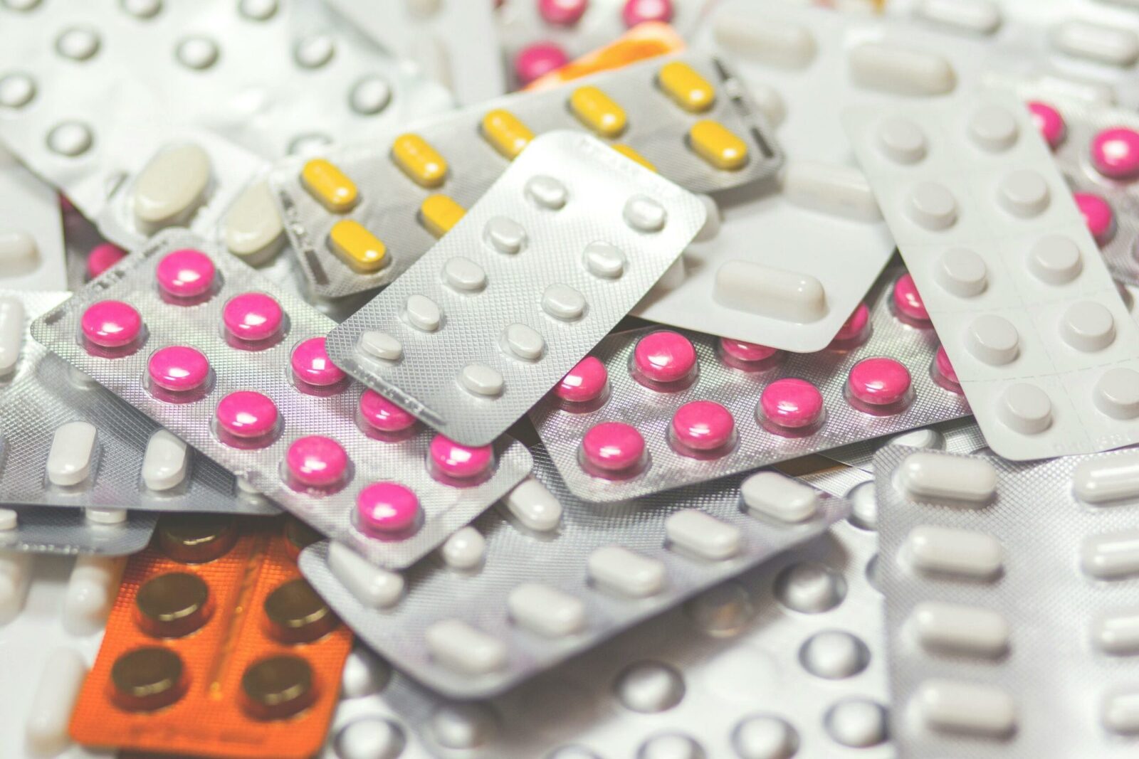 Taxa „clawback” lovește producătorii de medicamente: Investițiile locale, în pericol O măsură fiscală destinată inițial să stabilizeze finanțarea sistemului de sănătate, taxa „clawback”, riscă să aibă efectul invers, descurajând producția locală de medicamente din România
