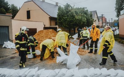 Europa, în fața dezastrului climatic: regiunile se unesc pentru a combate inundațiile, seceta și căldura extremă Europa se confruntă cu o criză climatică acută, manifestată prin inundații costiere și fluviale, valuri de căldură sufocante și secetă prelungită, care amenință infrastructura critică și viețile cetățenilor