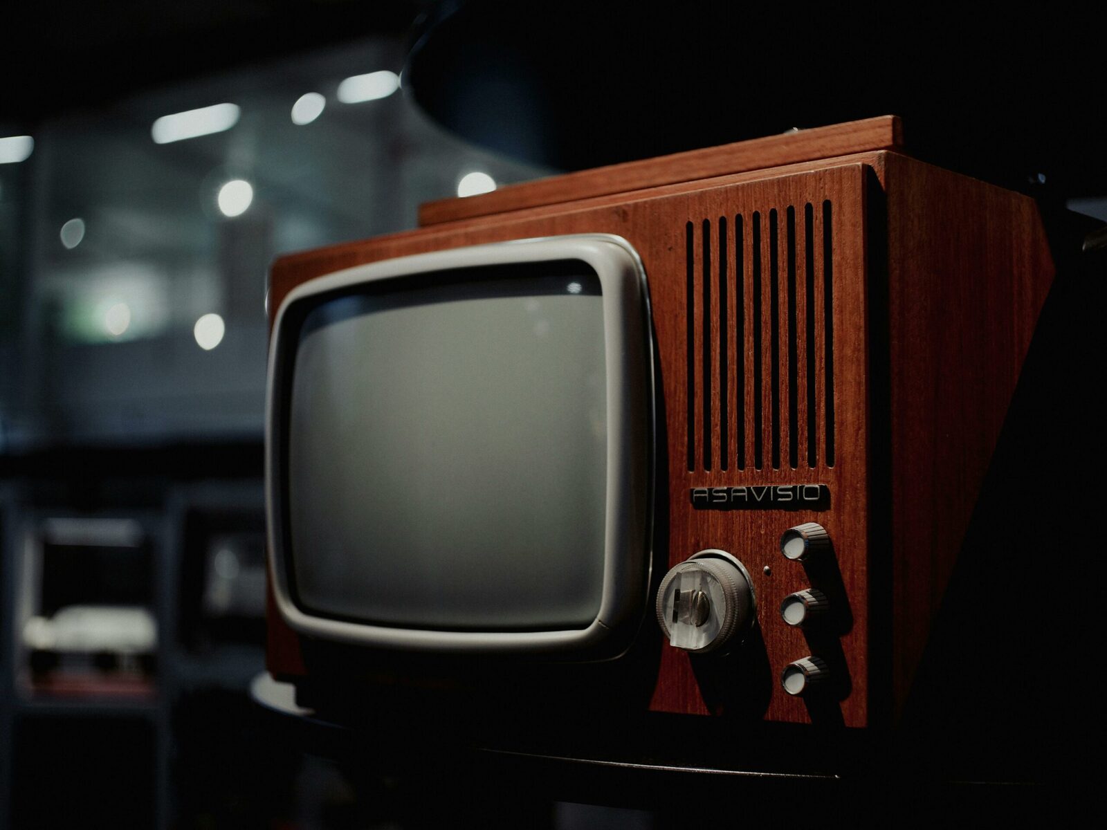 Cutremurul din ’77: Un film, o întrerupere, o memorie colectivă În seara de 4 martie 1977, un seism puternic a zguduit România, lăsând în urmă mii de victime și distrugere masivă