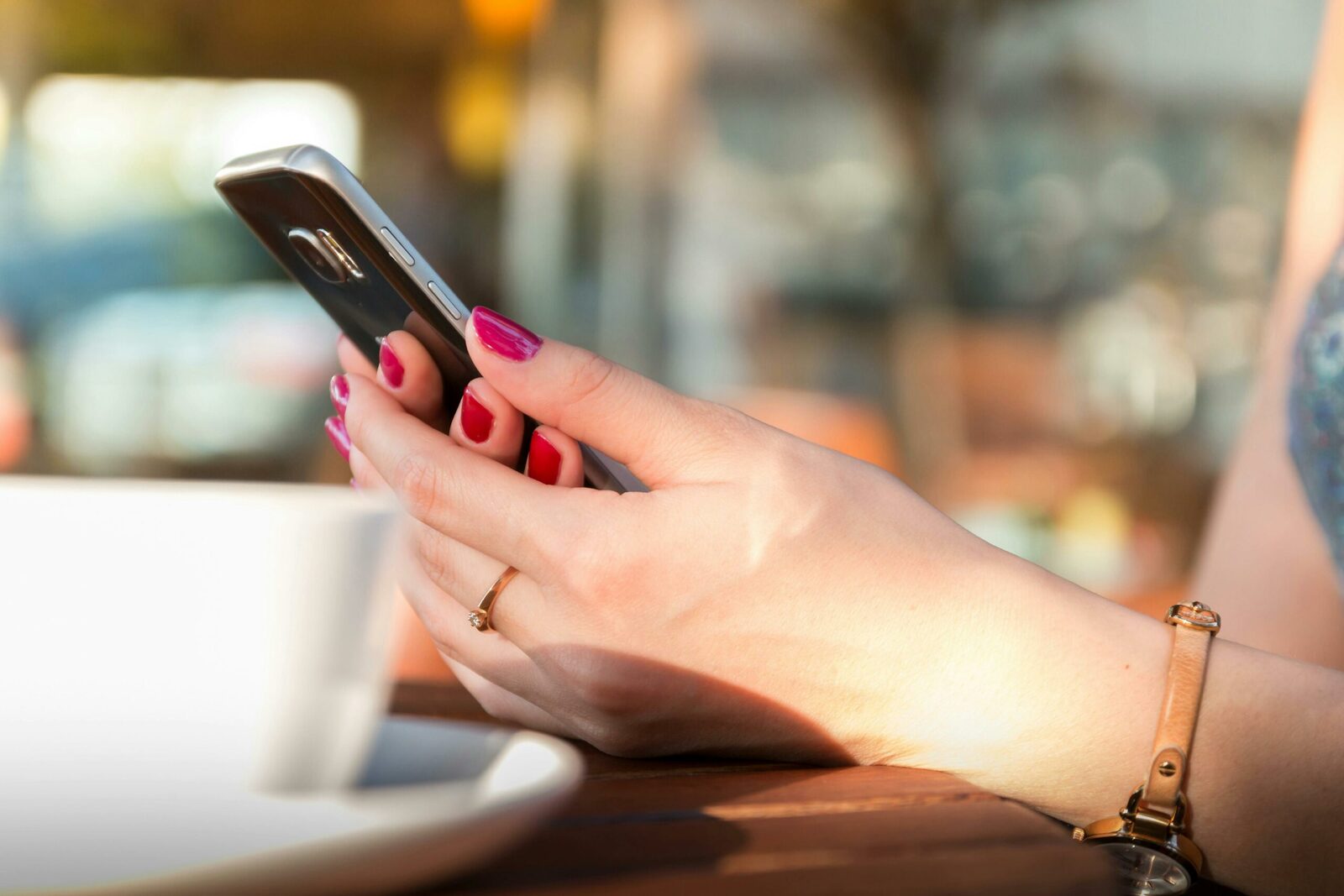 Siguranța online, un cadou util pentru mame în era digitală Direcția Națională de Securitate Cibernetică (DNSC) atrage atenția asupra importanței protejării mamelor în mediul online, sugerând ca, pe lângă gesturile tradiționale, un cadou util să fie sprijinul în navigarea sigură pe internet