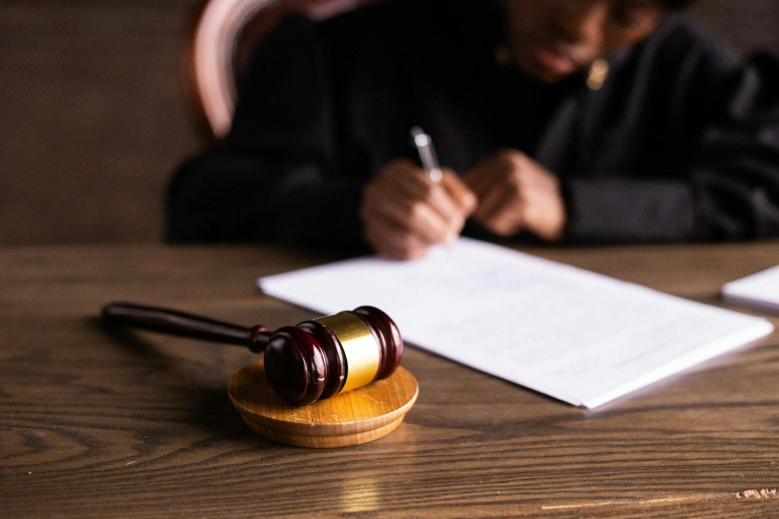 Timiș: Un adolescent de 15 ani, trimis în judecată pentru crimă cu premeditare Procurorii Parchetului de pe lângă Tribunalul Timiș au finalizat ancheta în cazul crimei din Cenei, unde un adolescent de 15 ani a fost ucis cu bestialitate de colegii săi