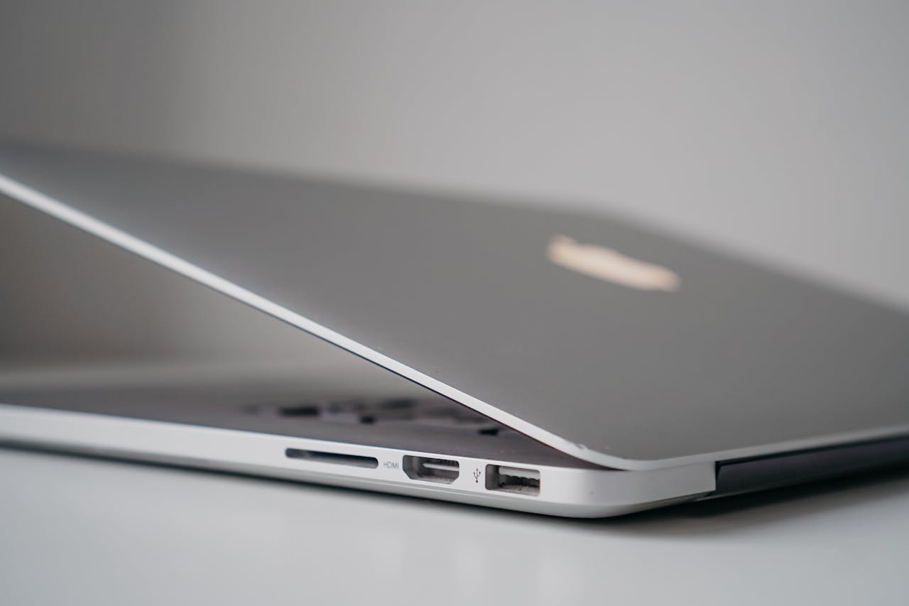 Nou malware pentru macOS, camuflat într-o pagină Cloudflare falsă, fură datele utilizatorilor Un nou tip de malware pentru sistemele de operare macOS, denumit Infiniti Stealer, folosește o tehnică de inginerie socială pentru a fura informații de la utilizatori
