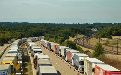 Parlamentul European relaxează temporar regulile privind emisiile pentru camioane, pentru a sprijini industria auto Parlamentul European a aprobat o modificare a reglementărilor privind emisiile de dioxid de carbon (CO2) pentru vehiculele grele, oferind producătorilor o flexibilitate sporită în atingerea obiectivului de reducere a emisiilor pentru anul 2030