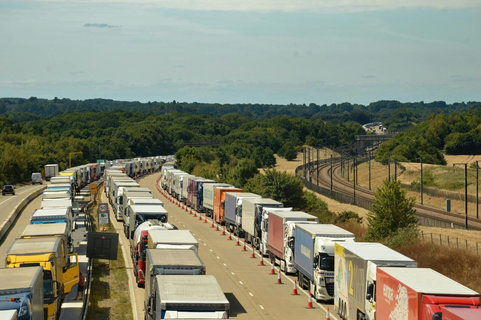 Parlamentul European relaxează temporar regulile privind emisiile pentru camioane, pentru a sprijini industria auto Parlamentul European a aprobat o modificare a reglementărilor privind emisiile de dioxid de carbon (CO2) pentru vehiculele grele, oferind producătorilor o flexibilitate sporită în atingerea obiectivului de reducere a emisiilor pentru anul 2030