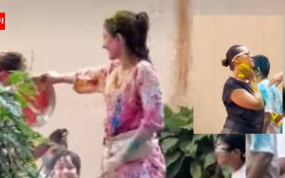 Vedete de la Bollywood, Soha Ali Khan și Neha Dhupia, sărbătoresc Holi cu familiile lor Sărbătoarea Holi a adus bucurie în casele multor persoane, inclusiv în cele ale vedetelor de la Bollywood