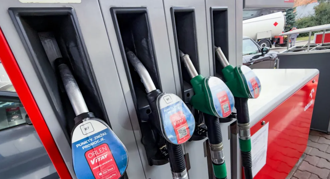 Polonia introduce plafonarea prețurilor la combustibili pentru a proteja consumatorii Camera inferioară a parlamentului polonez a aprobat vineri un proiect de lege care permite guvernului să controleze prețurile la carburanți