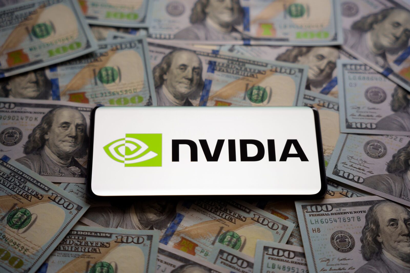 Nvidia estimează comenzi de un trilion de dolari pentru infrastructura AI Cererea fără precedent pentru infrastructura dedicată inteligenței artificiale alimentează o expansiune masivă pe piața centrelor de date