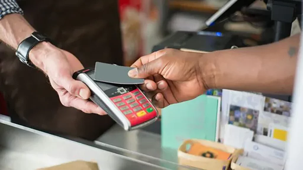 Card sau telefon la plată? Ce variantă digitală îți protejează mai bine banii În era digitală, navigăm într-o continuă transformare a modului în care ne gestionăm finanțele