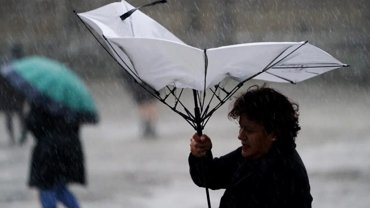 ANM: Cod galben de ploi abundente și ninsori la munte Administrația Națională de Meteorologie (ANM) a emis o avertizare cod galben de ploi însemnate cantitativ pentru Dobrogea, cea mai mare parte a Moldovei și Munteniei, precum și pentru sud-estul Transilvaniei
