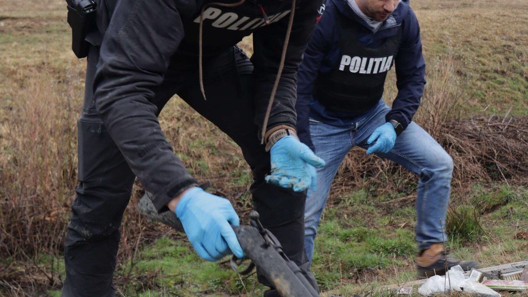 Percheziții ample în Bistrița-Năsăud: Braconaj și trafic ilegal de arme, la vedere Polițiștii din Bistrița-Năsăud au desfășurat o amplă operațiune, duminică, soldată cu percheziții în comuna Leșu, vizând destructurarea unei rețele implicate în braconaj și alte infracțiuni legate de arme