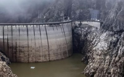 Poluare majoră la barajul Vidraru: Autoritățile intervin de urgență Prefectul județului Argeș, Ioana Făcăleață, a convocat joi seară Comitetul Județean pentru Situații de Urgență (CJSU) după ce pe suprafața lacului de acumulare Vidraru au fost observate pete de ulei și combustibil