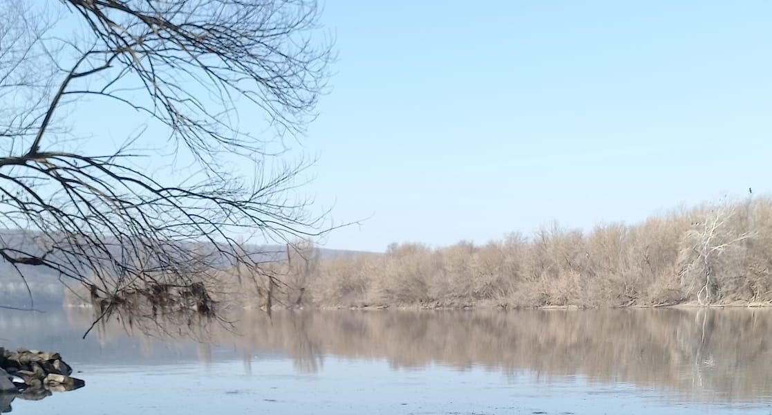 Poluare majoră pe Nistru: Republica Moldova, în alertă după un atac rusesc Republica Moldova se confruntă cu o criză de mediu majoră, după ce un atac rusesc asupra unei hidrocentrale ucrainene a provocat o scurgere masivă de petrol în râul Nistru