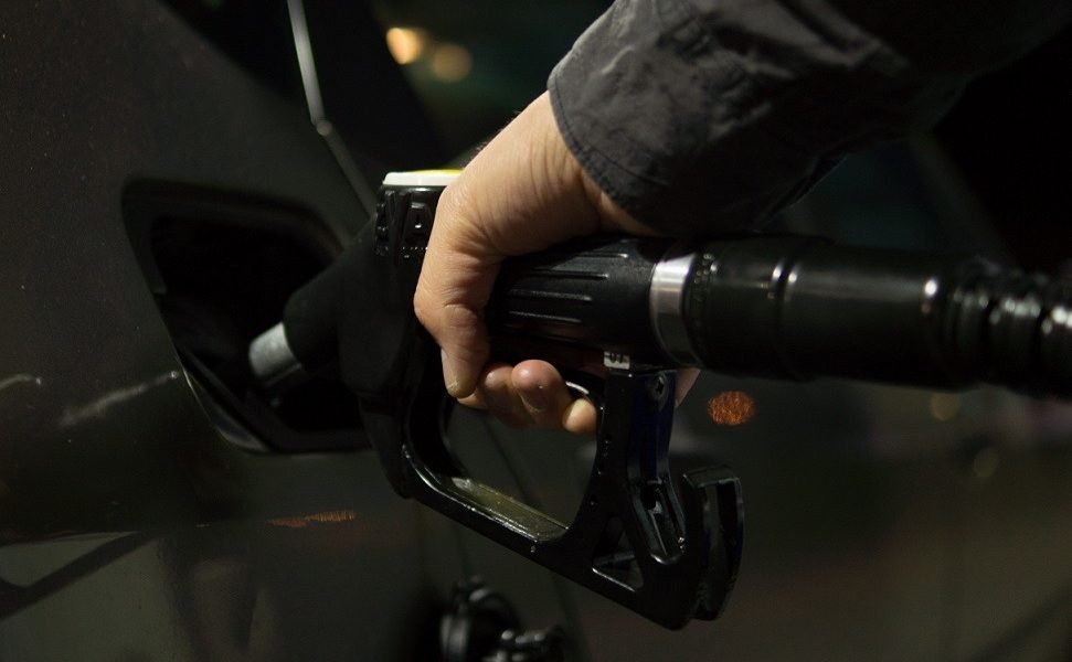 Guvernul monitorizează prețurile la carburanți, dar nu poate anula scumpirile Premierul Ilie Bolojan a anunțat vineri că Guvernul va urmări evoluția prețurilor la carburanți, în contextul creșterilor recente, încercând să atenueze impactul acestora asupra populației