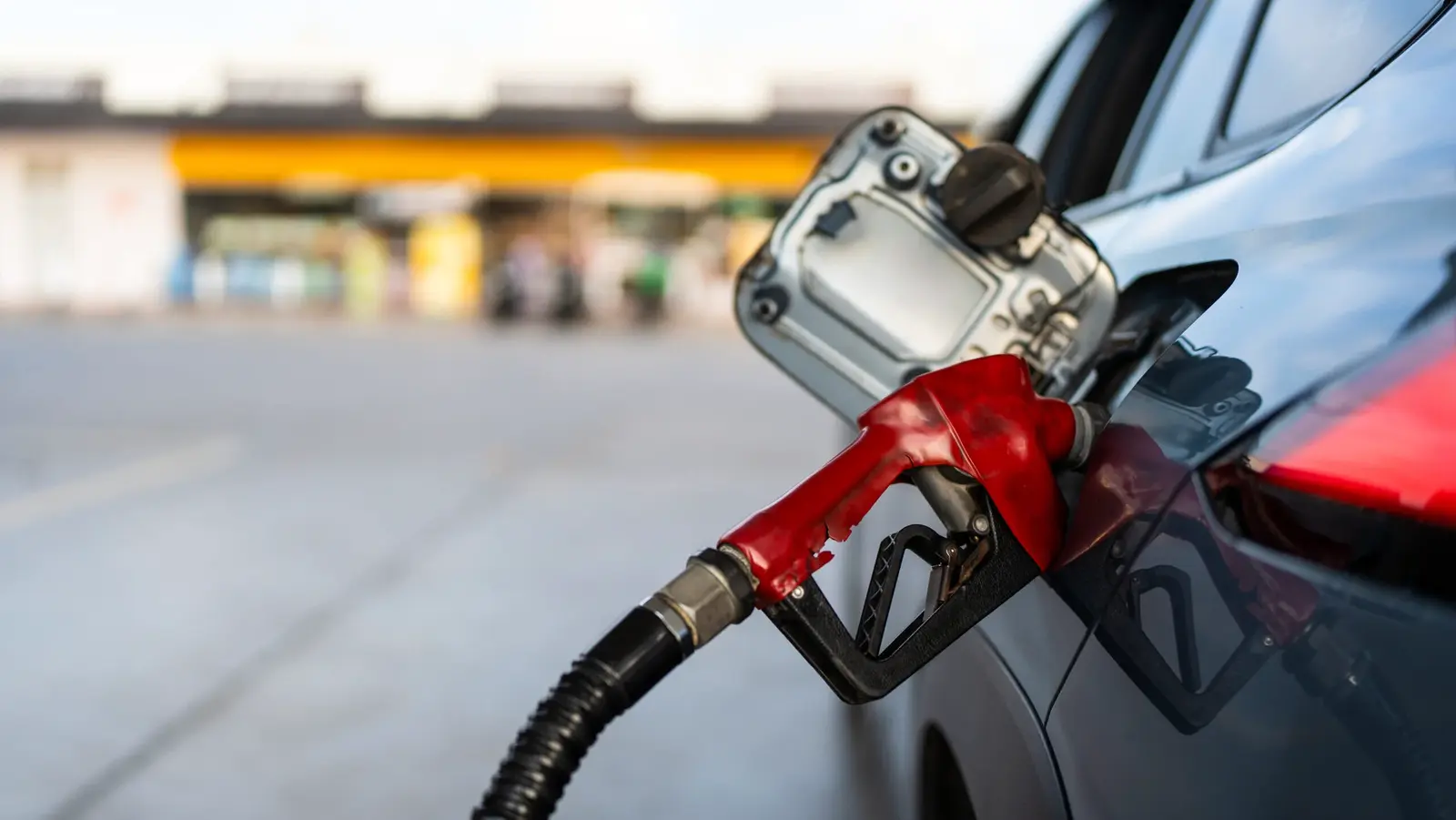 Prețuri carburanți: Benzina și motorina se scumpesc joi, 5 martie. Cât plătesc șoferii?