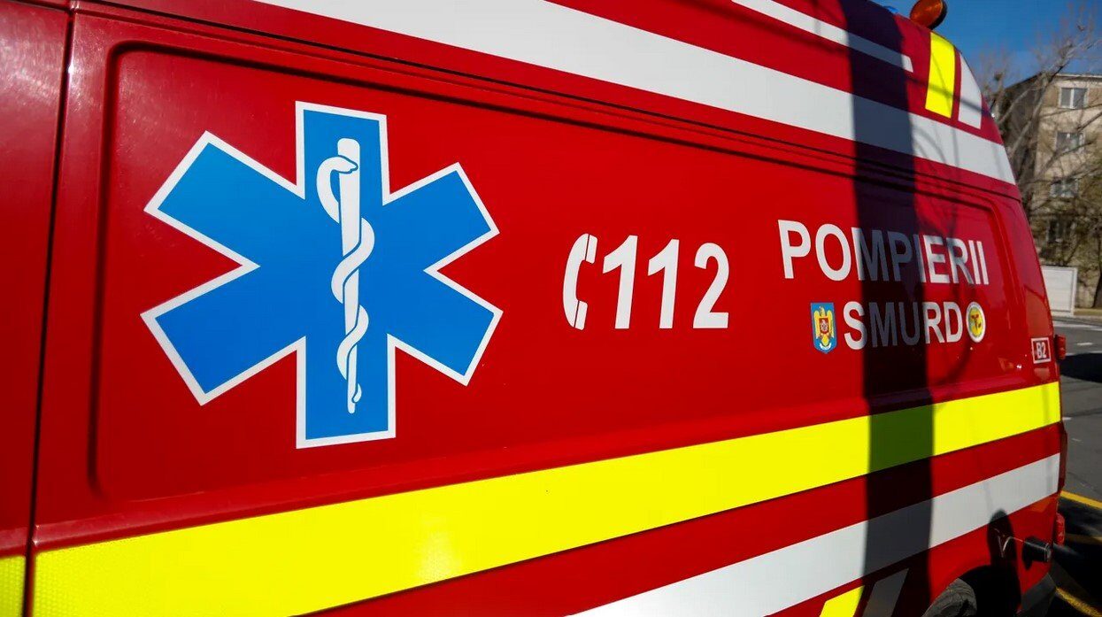 Accident grav în Dâmbovița: Microbuz școlar și ansamblu de vehicule implicate Un accident rutier grav a avut loc în județul Dâmbovița, implicând un microbuz școlar și un ansamblu de vehicule