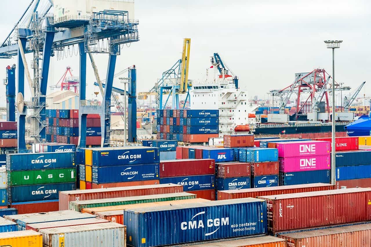 Deficitul comercial al României s-a redus în ianuarie, dar exporturile au stagnat Deficitul balanței comerciale a României a înregistrat o scădere de 15,5% în luna ianuarie, ajungând la 2,3 miliarde de euro, comparativ cu aceeași perioadă a anului trecut