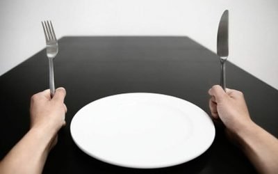 Supraalimentarea după post, o greșeală care anulează beneficiile Postul intermitent și metodele de fasting prelungit au devenit populare ca soluții pentru slăbire și îmbunătățirea sănătății