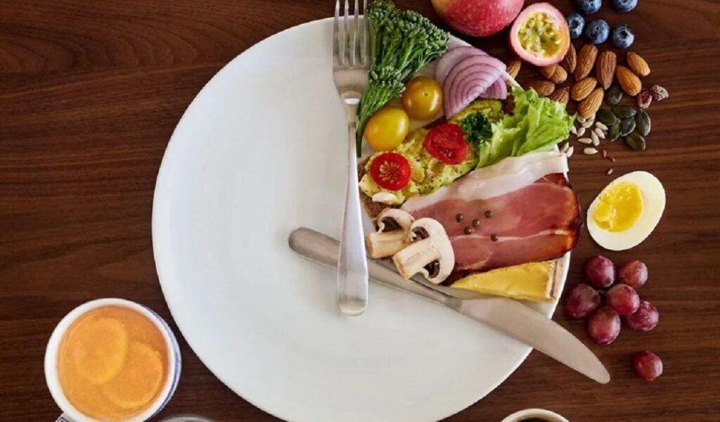 Postul intermitent: O dietă care nu ține pasul cu promisiunile Postul intermitent, o dietă alimentară care a câștigat popularitate rapid în ultimii ani, nu oferă beneficii semnificative în ceea ce privește pierderea în greutate, comparativ cu dietele convenționale