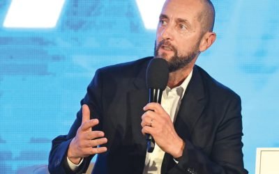 Prăbușirea pieței imobiliare din Orientul Mijlociu pune sub semnul întrebării investițiile în zgârie-nori Dragoș Damian, directorul general al companiei farmaceutice Terapia Cluj, atrage atenția asupra riscurilor investițiilor în imobiliarele din super-orașele din Golf, pe fondul semnalelor de răcire a pieței