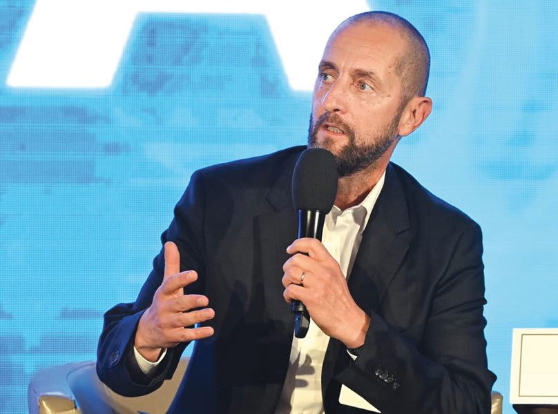 Prăbușirea pieței imobiliare din Orientul Mijlociu pune sub semnul întrebării investițiile în zgârie-nori Dragoș Damian, directorul general al companiei farmaceutice Terapia Cluj, atrage atenția asupra riscurilor investițiilor în imobiliarele din super-orașele din Golf, pe fondul semnalelor de răcire a pieței