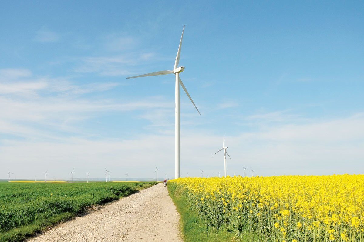 Criza energetică globală: România, Polonia și Ungaria, la răscruce Războiul din Ucraina a amplificat vulnerabilitățile energetice ale statelor europene, readucând în prim-plan importanța surselor locale de energie și a tranziției către regenerabile