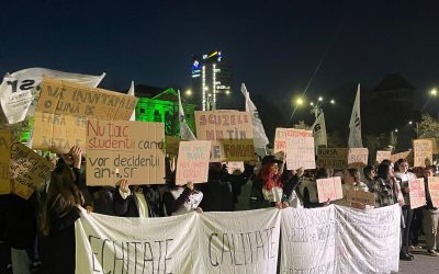 Proteste studențești „Pentru Educație” în mai multe orașe din țară Studenții din mai multe orașe din România au ieșit ieri în stradă, sub sloganul „Manifest pentru Educație”, pentru a protesta față de măsurile de austeritate din învățământ