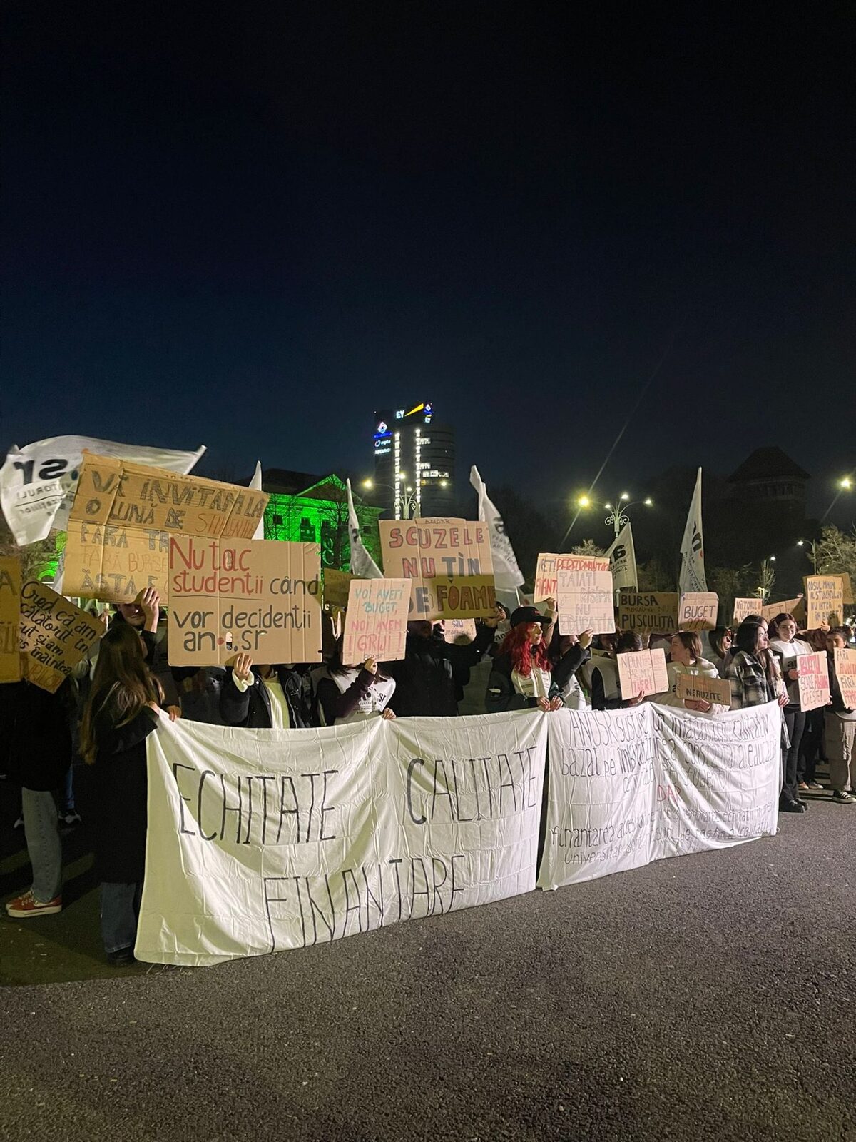 Proteste studențești „Pentru Educație” în mai multe orașe din țară Studenții din mai multe orașe din România au ieșit ieri în stradă, sub sloganul „Manifest pentru Educație”, pentru a protesta față de măsurile de austeritate din învățământ