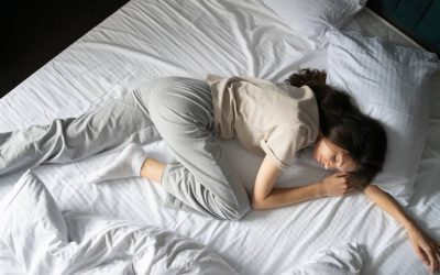 Poziția „flamingo” în somn, un fenomen cu multiple explicații Mulți români se trezesc noaptea și constată că dorm într-o postură neobișnuită, asemănătoare cu cea a unei păsări flamingo: pe o parte sau pe spate, cu un picior îndoit și talpa sprijinită pe gamba celuilalt picior