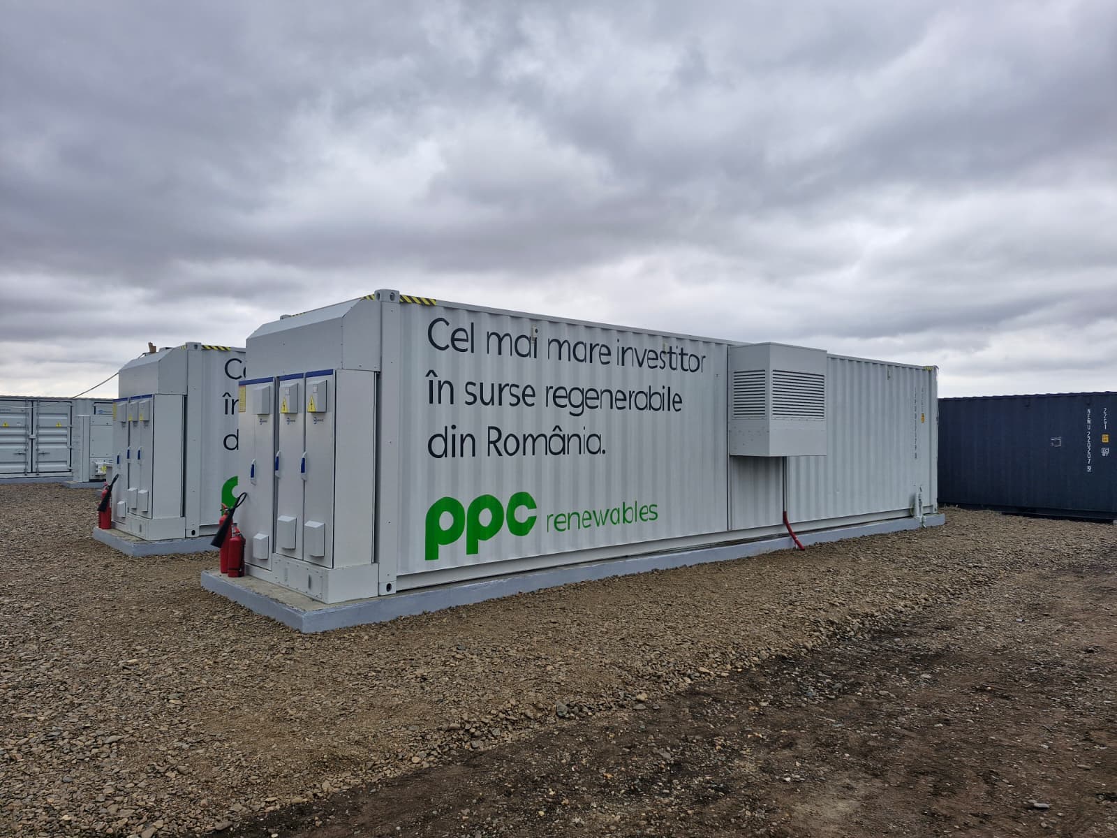 PPC și METLEN investesc masiv în sisteme de stocare a energiei în România, Bulgaria și Italia Grupul energetic PPC și compania METLEN vor dezvolta un portofoliu de proiecte de stocare a energiei în baterii (BESS) cu o capacitate totală de până la 1.500 MW în România, Bulgaria și Italia