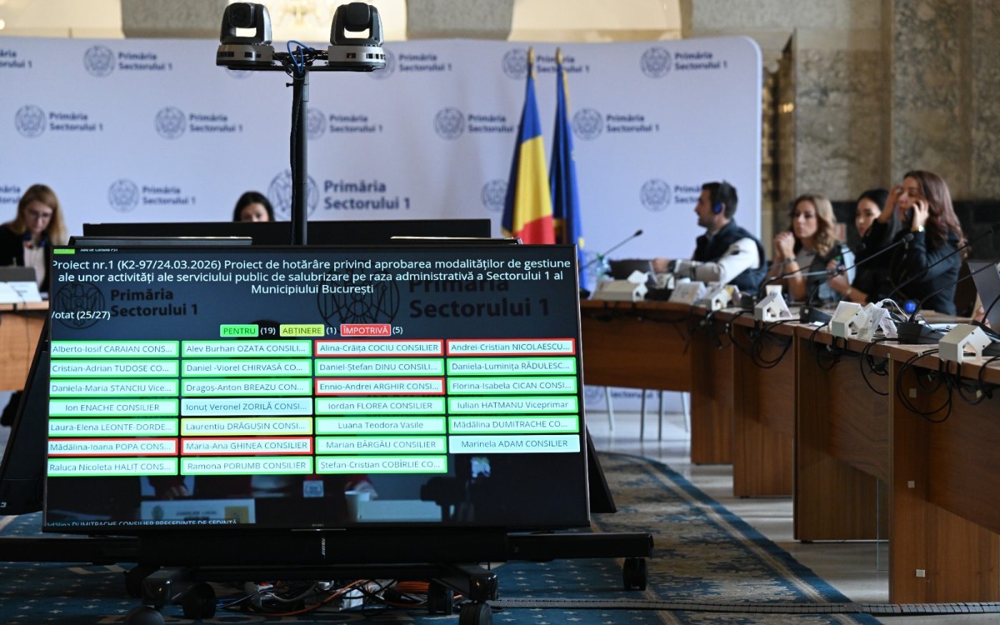 Sectorul 1 schimbă sistemul de salubrizare: Primăria preia curățenia stradală, iar deșeurile vor fi colectate prin licitație Consiliul Local al Sectorului 1 a aprobat o nouă strategie pentru serviciile de salubrizare, care va intra în vigoare la data de 30 iunie 2026, odată cu expirarea actualului contract cu Romprest