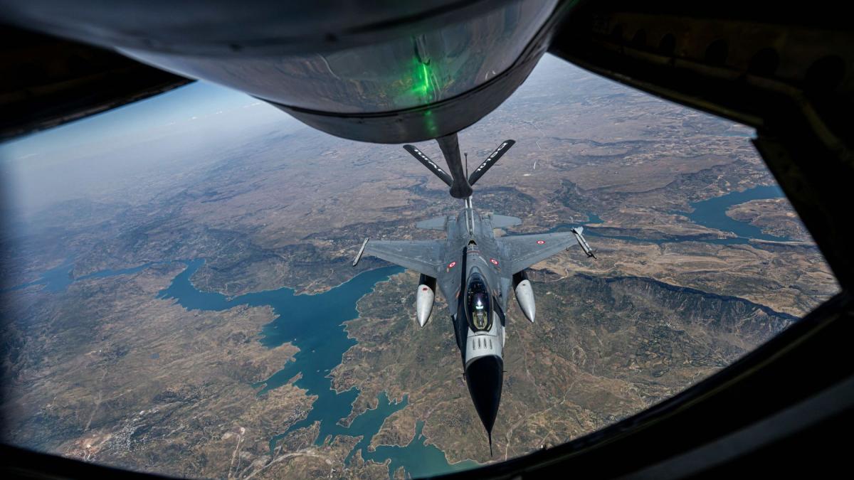 Avioane-cisternă americane au aterizat în România, pentru sprijinirea operațiunilor din Orientul Mijlociu Primele avioane-cisternă ale Statelor Unite ale Americii au ajuns în România, la baza aeriană 90 Transport Aerian, duminică, conform unor surse media