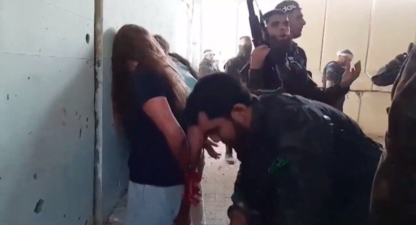 Controverse legate de o expoziție despre atacul Hamas la Art Safari Peste 400 de artiști, jurnaliști și oameni de cultură din România au adresat o scrisoare deschisă autorităților, exprimând îngrijorări cu privire la o expoziție organizată de Art Safari și Ambasada Israelului