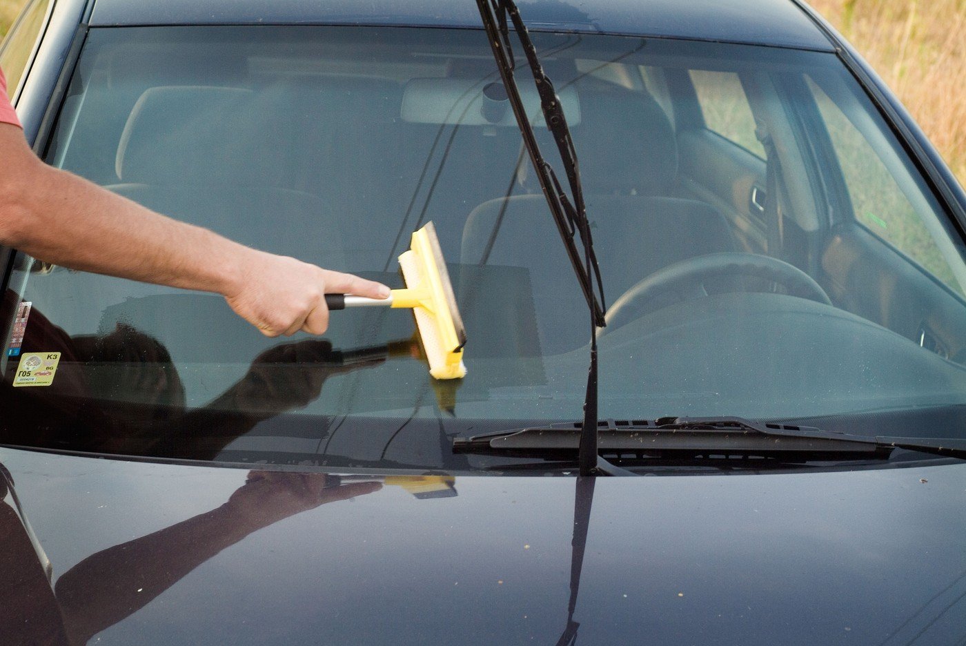 Parbrize sau parbrizuri? O dilemă lingvistică dezbătută în limba română Substantivul „parbriz”, esențial pentru siguranța auto, ridică o întrebare interesantă: care este forma corectă a pluralului? Răspunsul, deși pare simplu, generează adesea confuzii, chiar și în rândul vorbitorilor nativi