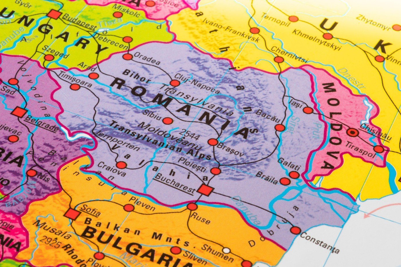 Buncăre secrete din România: Adăposturi antiatomice sub clădiri simbol România dispune de adăposturi antiatomice, însă capacitatea lor este limitată comparativ cu numărul populației