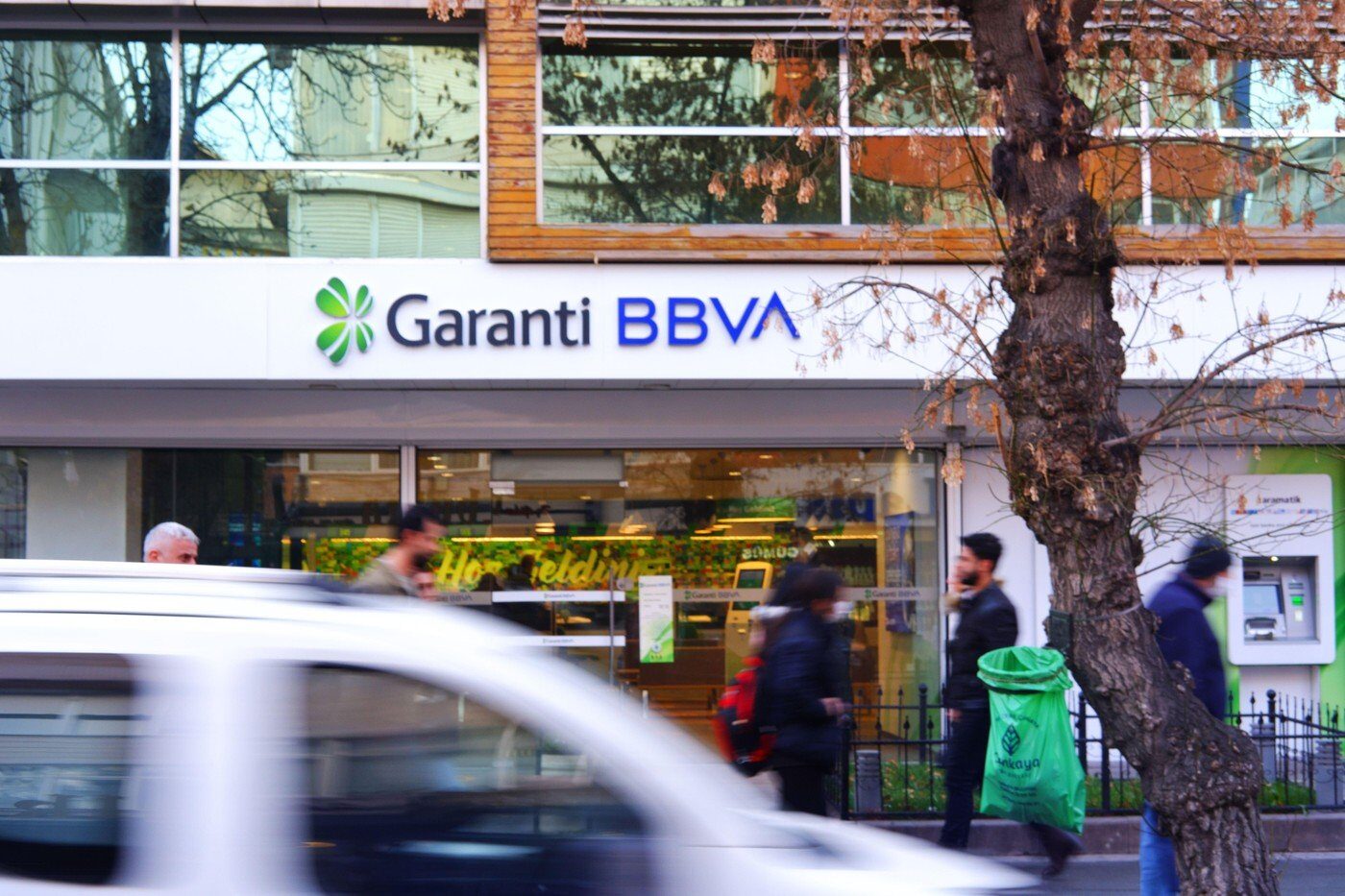 Raiffeisen Bank preia Garanti BBVA România: O tranzacție de 550 de milioane de euro care remodelează piața bancară Raiffeisen Bank a anunțat, sâmbătă dimineața, că a ajuns la un acord pentru achiziția a 100% din acțiunile grupului Garanti BBVA România