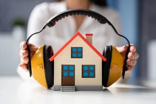 Amenzi usturătoare pentru tulburarea liniștii publice în 2026: Ce trebuie să știe românii Începând cu anul 2026, românii care încalcă orele de liniște riscă amenzi semnificative, menite să protejeze dreptul la odihnă al cetățenilor