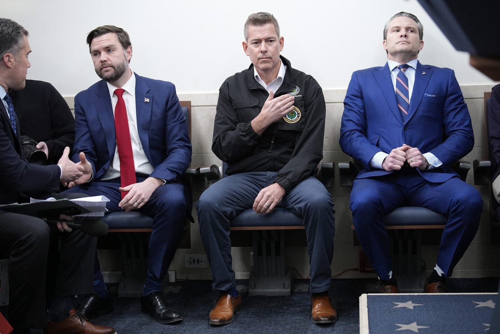 Departamentul american al Transporturilor vrea să folosească inteligența artificială pentru a scrie regulile de siguranță O investigație jurnalistică arată că Departamentul Transporturilor (DoT) se pregătește să folosească inteligența artificială (AI) pentru a redacta reglementări care afectează siguranța avioanelor, mașinilor și conductelor