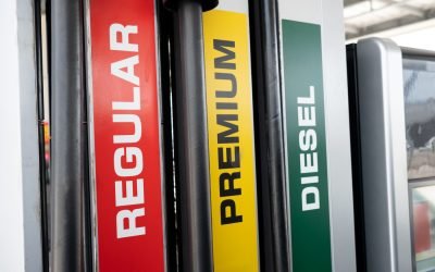 Mulți șoferi ignoră un detaliu important la alimentare