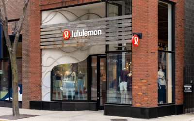 Lululemon Athletica intră pe piața românească, cu planuri ambițioase de extindere Compania care va aduce în franciză retailerul de articole sportive Lululemon Athletica pe piața locală a făcut primul pas spre extindere, prin deschiderea unei filiale în România