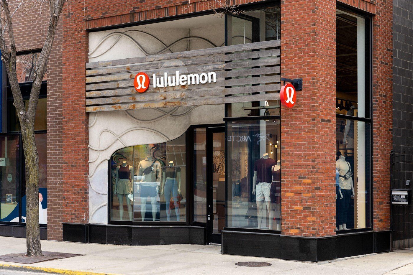 Lululemon Athletica intră pe piața românească, cu planuri ambițioase de extindere Compania care va aduce în franciză retailerul de articole sportive Lululemon Athletica pe piața locală a făcut primul pas spre extindere, prin deschiderea unei filiale în România