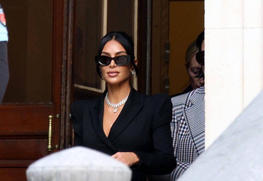 Kim kardashian vinde haine pentru justiție, inspirată de serialul „all’s fair”
