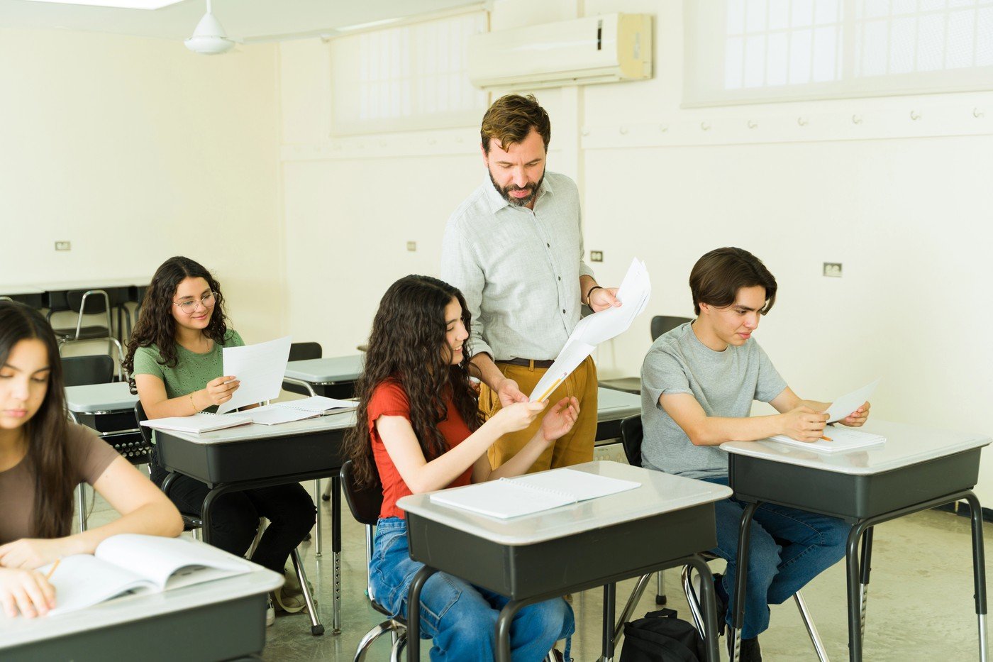 Procent mare de elevi cu note sub 5 la simularea Evaluării Naționale Un procent semnificativ de elevi de clasa a VIII-a au obținut note sub 5 la simularea Evaluării Naționale, potrivit datelor oficiale