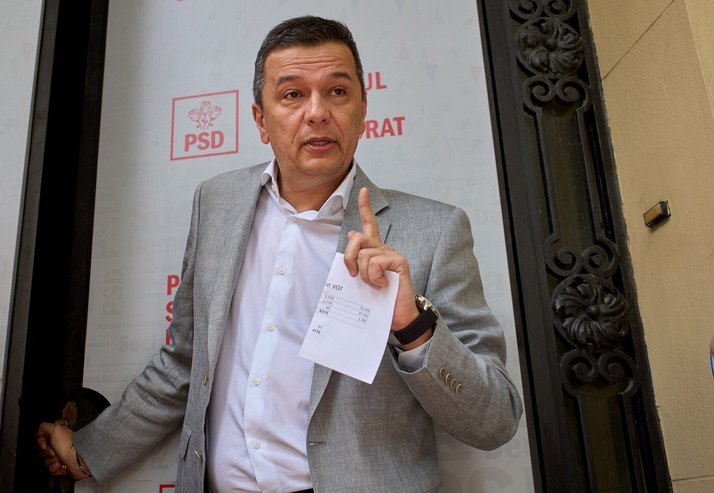 Grindeanu, nemulțumit de neaplicarea deciziei CEDO privind cuplurile LGBT
Context: Ciolacu spunea că România nu e pregătită