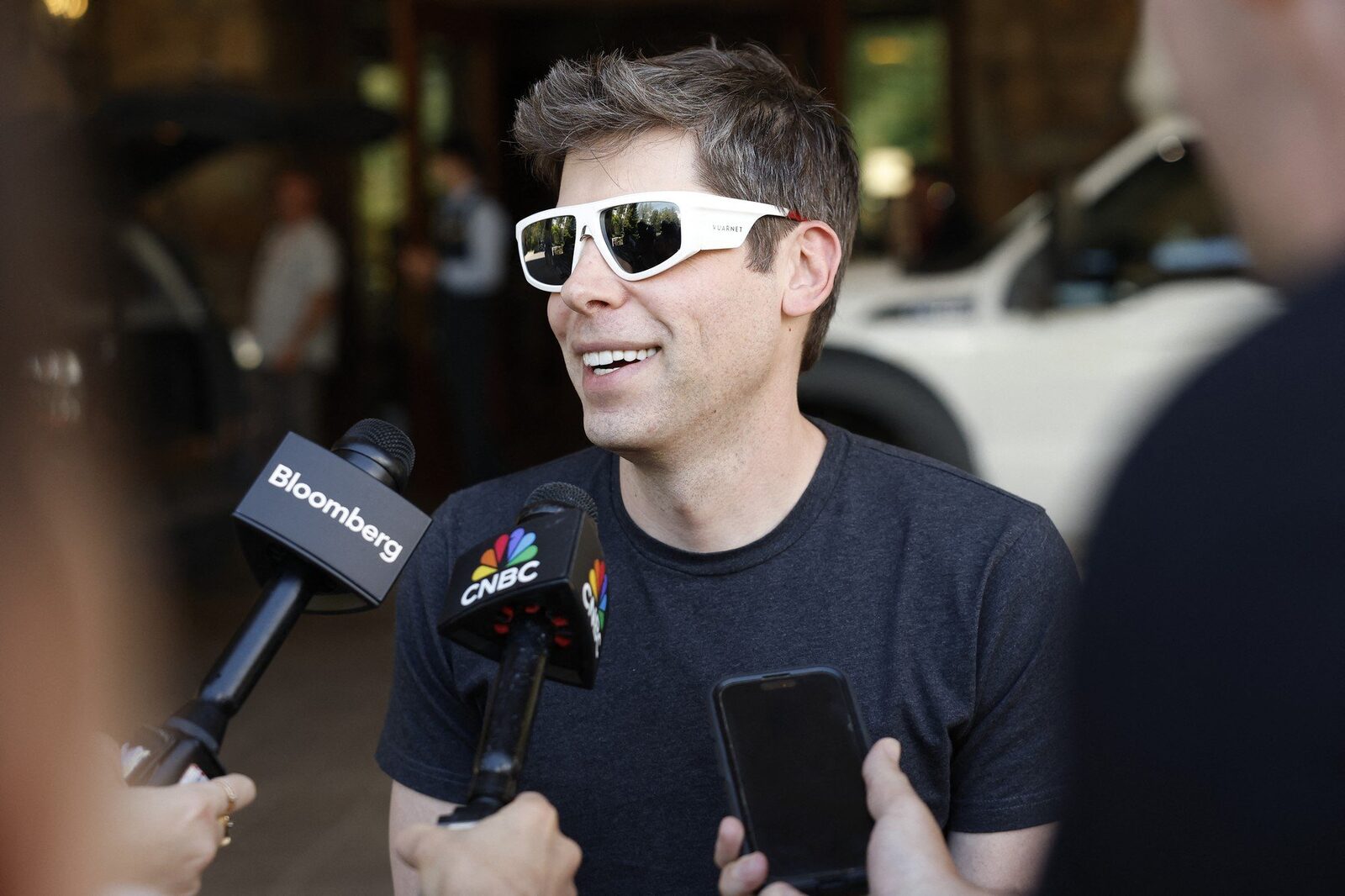 Sam Altman, CEO-ul OpenAI, vede inteligența artificială ca pe o utilitate publică Viitorul inteligenței artificiale, conform viziunii lui Sam Altman, directorul general al OpenAI, sună surprinzător: inteligența, în general, va deveni o utilitate, asemenea electricității sau apei
