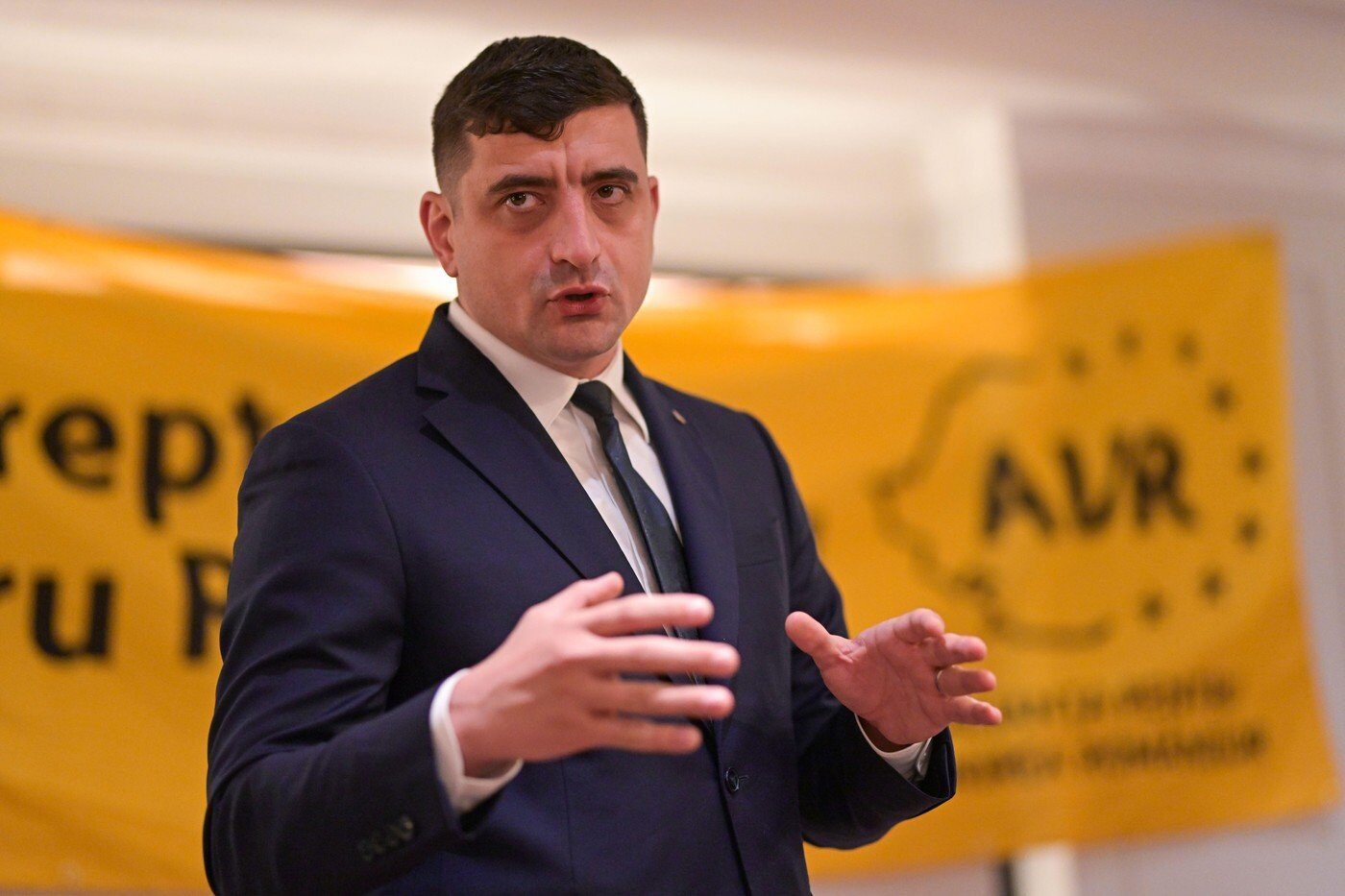 AUR, în continuare pe primul loc în preferințele electoratului, dar cu o ușoară scădere Alianța pentru Unirea Românilor (AUR) se menține pe primul loc în preferințele electoratului român, conform unui sondaj realizat de INSCOP Research în perioada 2-6 martie 2026