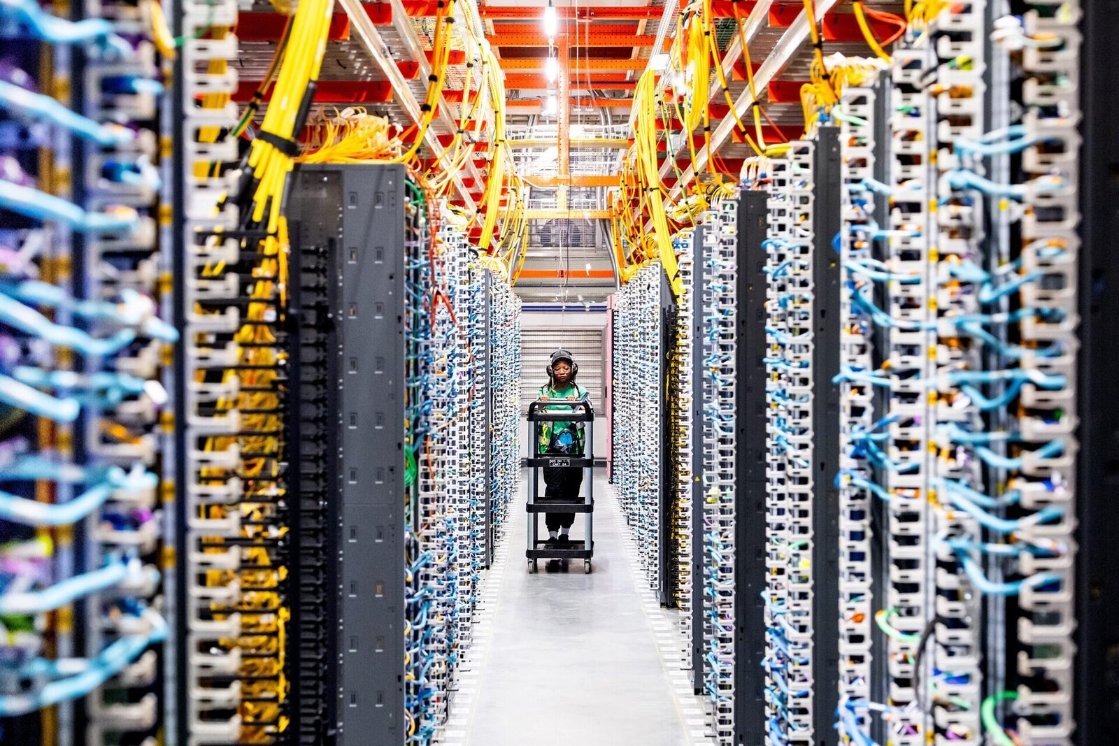 Atacuri cu drone la centrele de date Amazon din Orientul Mijlociu, zeci de servicii cloud afectate Mai multe centre de date Amazon Web Services (AWS) din Emiratele Arabe Unite și Bahrain au fost ținta unor atacuri cu drone, provocând întreruperi majore în funcționarea serviciilor de cloud computing