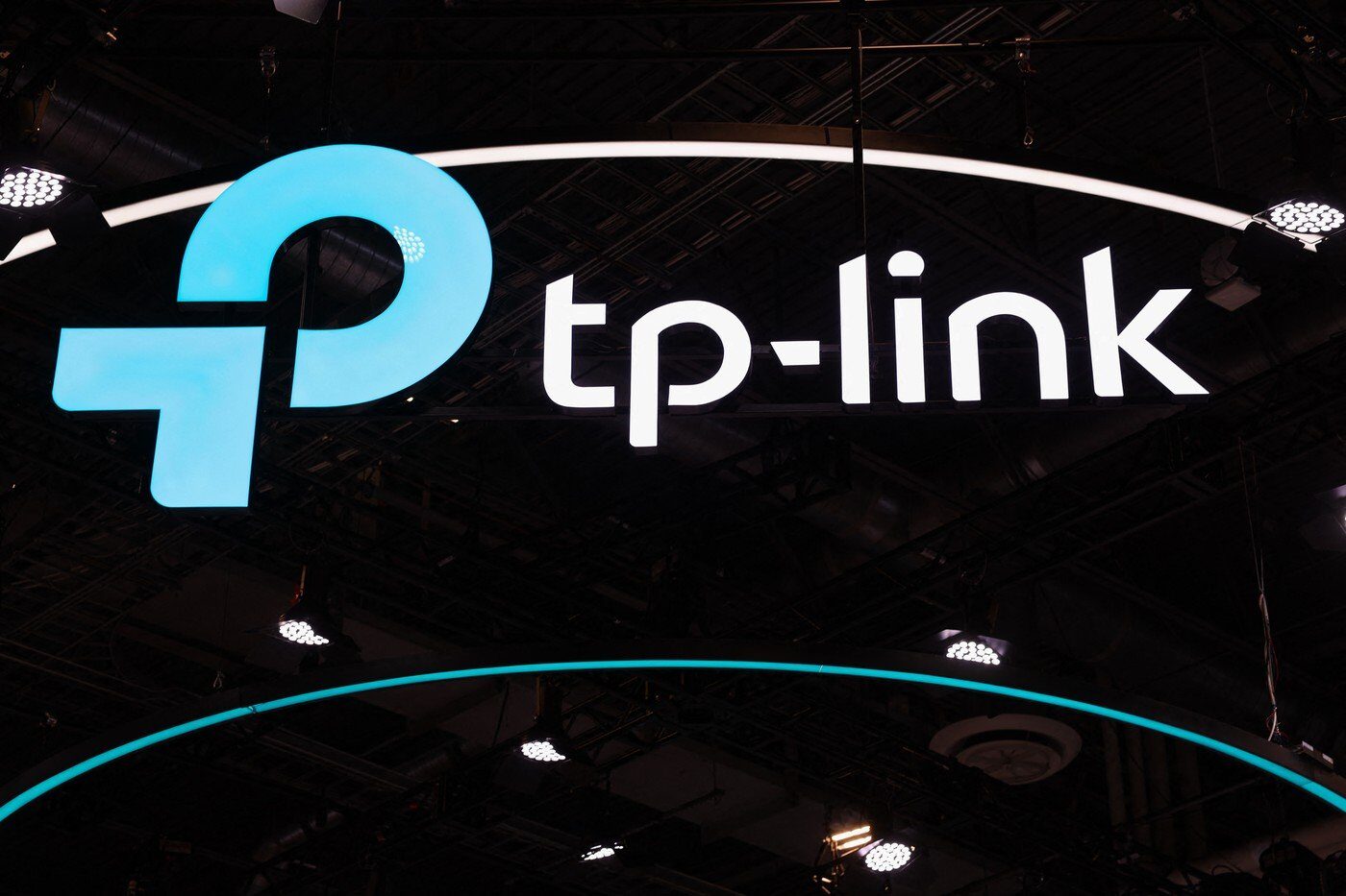 Alertă de securitate: Routerele TP-Link, vulnerabile la atacuri cibernetice O vulnerabilitate critică la routerele TP-Link expune utilizatorii la riscul unor atacuri cibernetice, permițând infractorilor cibernetici să instaleze firmware malițios