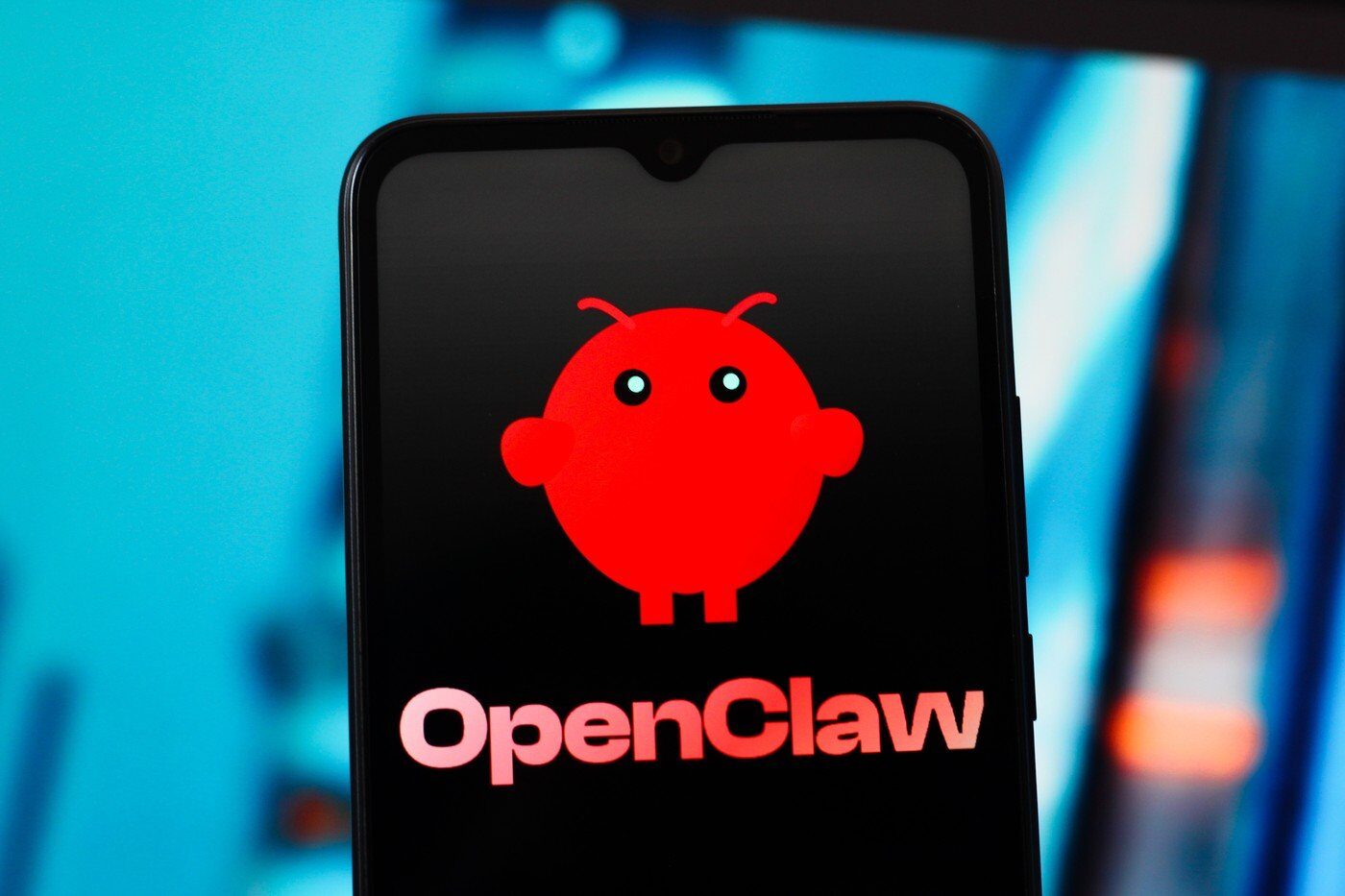 OpenClaw, un agent de inteligență artificială open-source, a stârnit un val de controverse și entuziasm pe fondul dezvoltării rapide a tehnologiilor AI, devenind un subiect important de dezbatere la începutul anului 2026