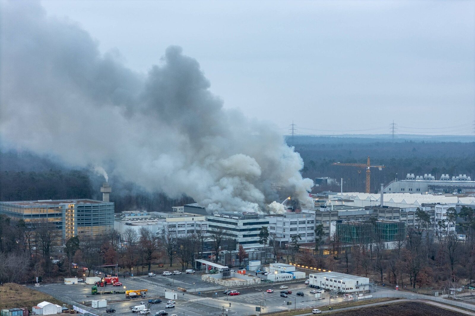 Incendiu major la un centru de cercetare german de importanță globală Un incendiu de mari proporții a izbucnit joi dimineață la Centrul Helmholtz GSI din Darmstadt, Germania, un important centru de cercetare care găzduiește un accelerator de particule unic în lume