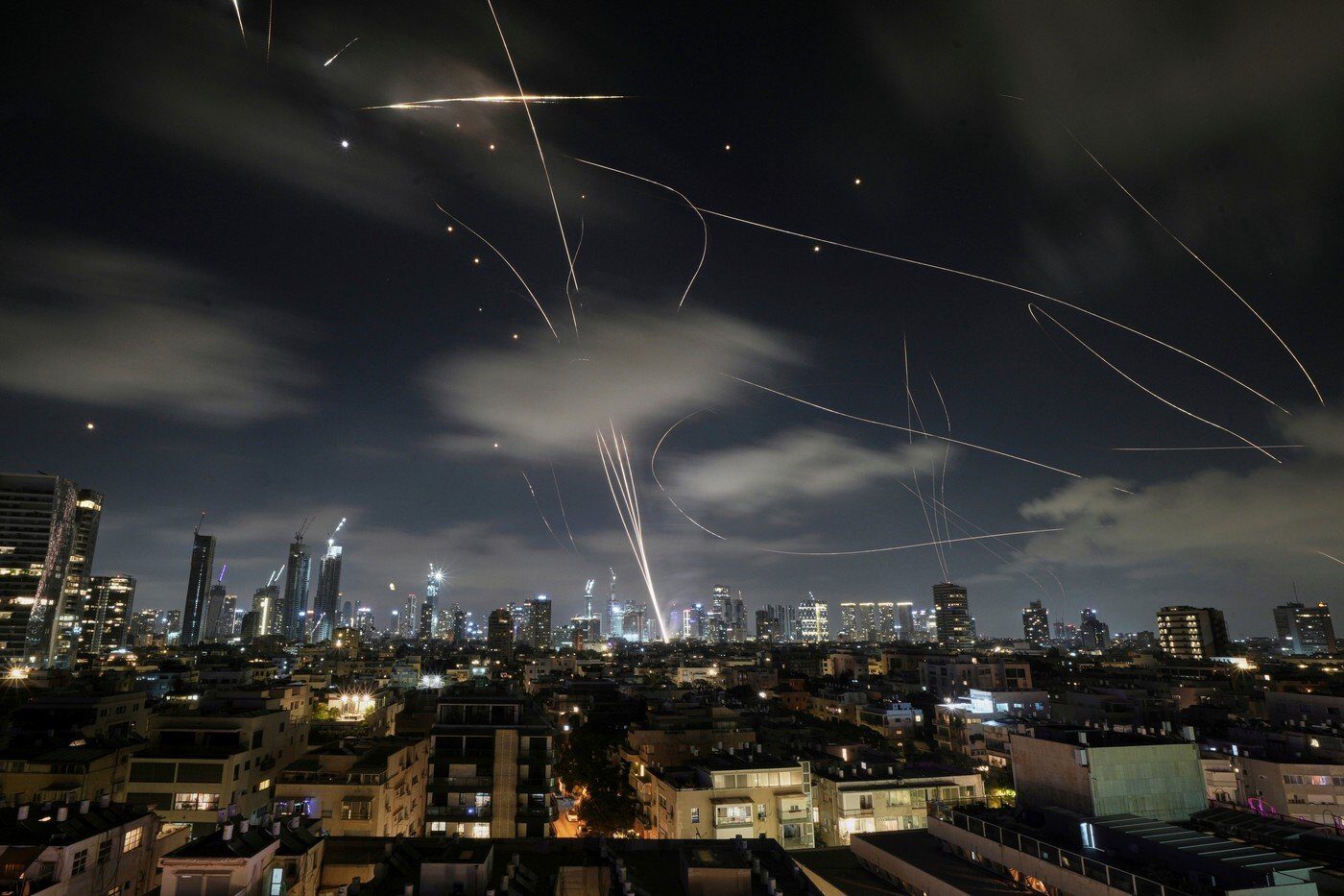 Israel și Iran, schimb de atacuri cu rachete și drone în ziua de Eid al-Fitr Conflicte majore au izbucnit în Orientul Mijlociu în zorii zilei de vineri, de Eid al-Fitr, sărbătoarea de final a Ramadanului